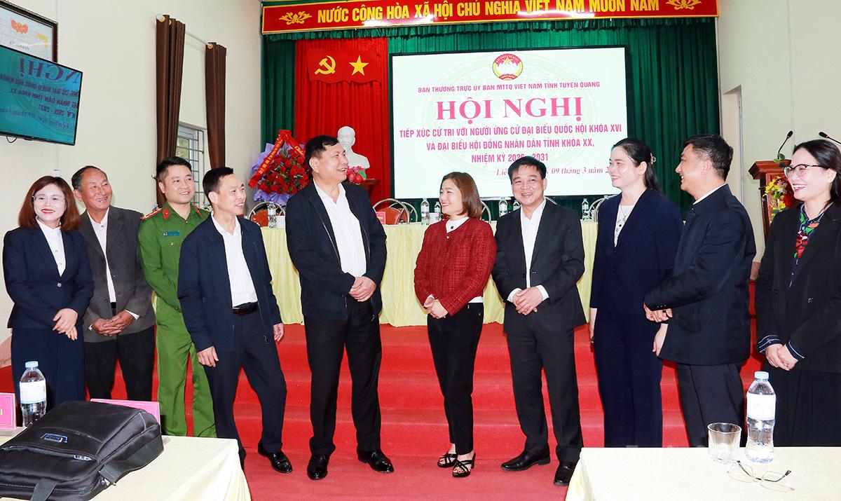 Các ứng cử viên trao đổi với các cử tri xã Liên Hiệp.