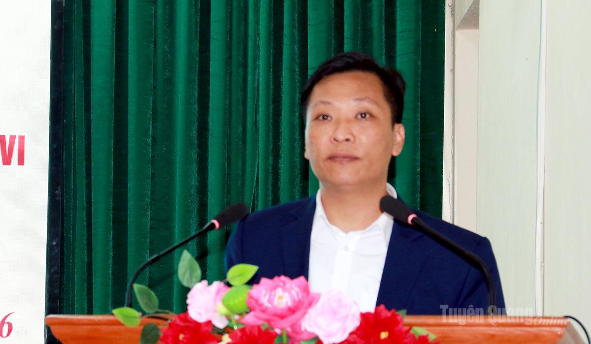 Ứng cử viên đại biểu HĐND tỉnh khóa XX Hà Văn Vỹ, Phó Chủ tịch Liên đoàn Lao động tỉnh trình bày chương trình hành động cá nhân.