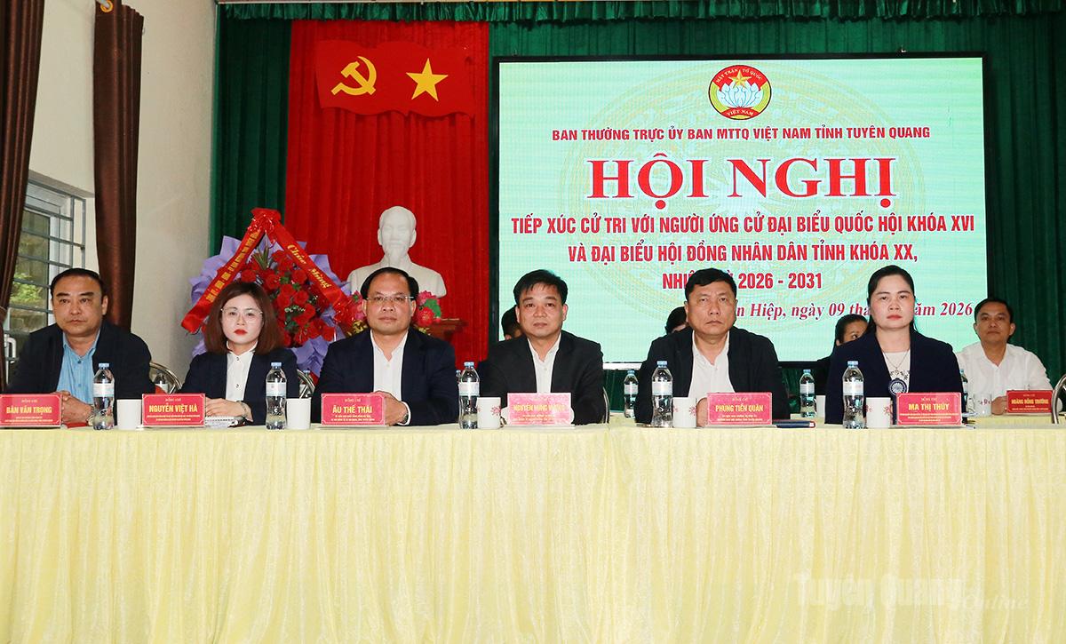 Các ứng cử viên đại biểu Quốc hội khóa XVI và ứng cử viên đại biểu HĐND tỉnh khóa XX, nhiệm kỳ 2026- 2031 tại buổi tiếp xúc cử tri.