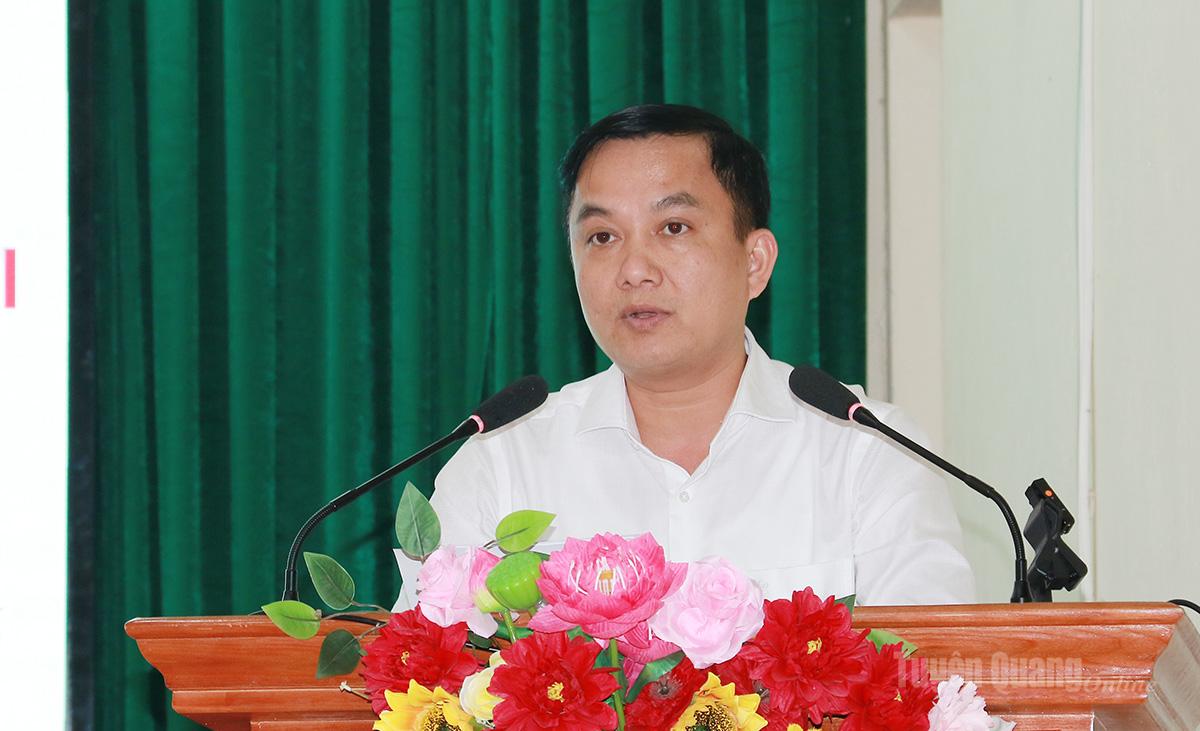 Ứng cử viên đại biểu Quốc hội khóa XVI Hoàng Hồng Trường, Bí thư Chi bộ, Giám đốc Trung tâm Khuyến nông tỉnh trình bày chương trình hành động cá nhân.