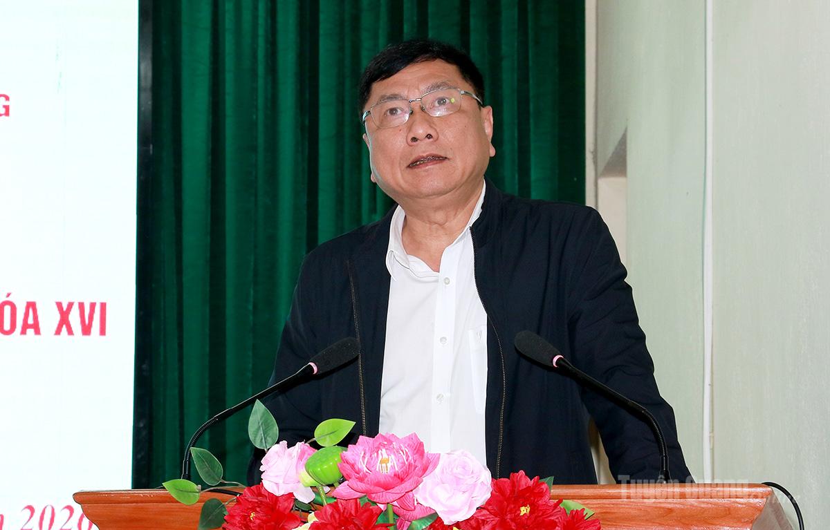 Ứng cử viên đại biểu HĐND tỉnh khóa XX Phùng Tiến Quân, Ủy viên Ban Thường vụ Tỉnh ủy, Trưởng ban Nội chính Tỉnh ủy trình bày chương trình hành động cá nhân.