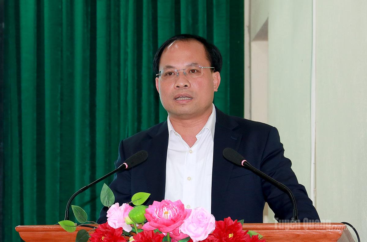 Ứng cử viên đại biểu HĐND tỉnh khóa XX Âu Thế Thái, Ủy viên Ban Chấp hành Đảng bộ tỉnh, Bí thư Đảng ủy xã Nà Hang trình bày chương trình hành động cá nhân.