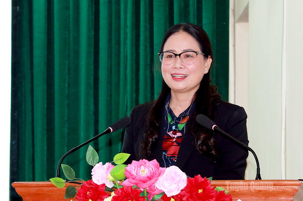 Ứng cử viên đại biểu HĐND tỉnh khóa XX Tăng Thị Hà, Phó Giám đốc Báo và phát thanh, truyền hình Tuyên Quang trình bày chương trình hành động cá nhân.