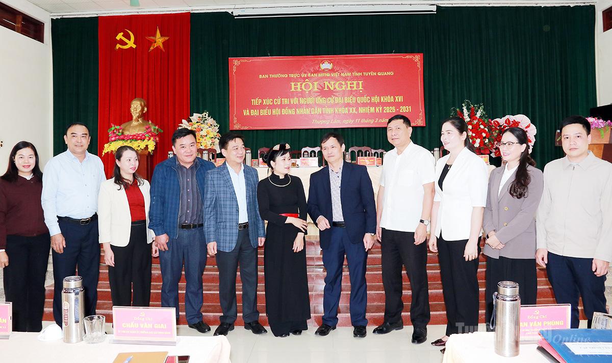 Các ứng cử viên đại biểu Quốc hội và HĐND tỉnh trao đổi với các cử tri.