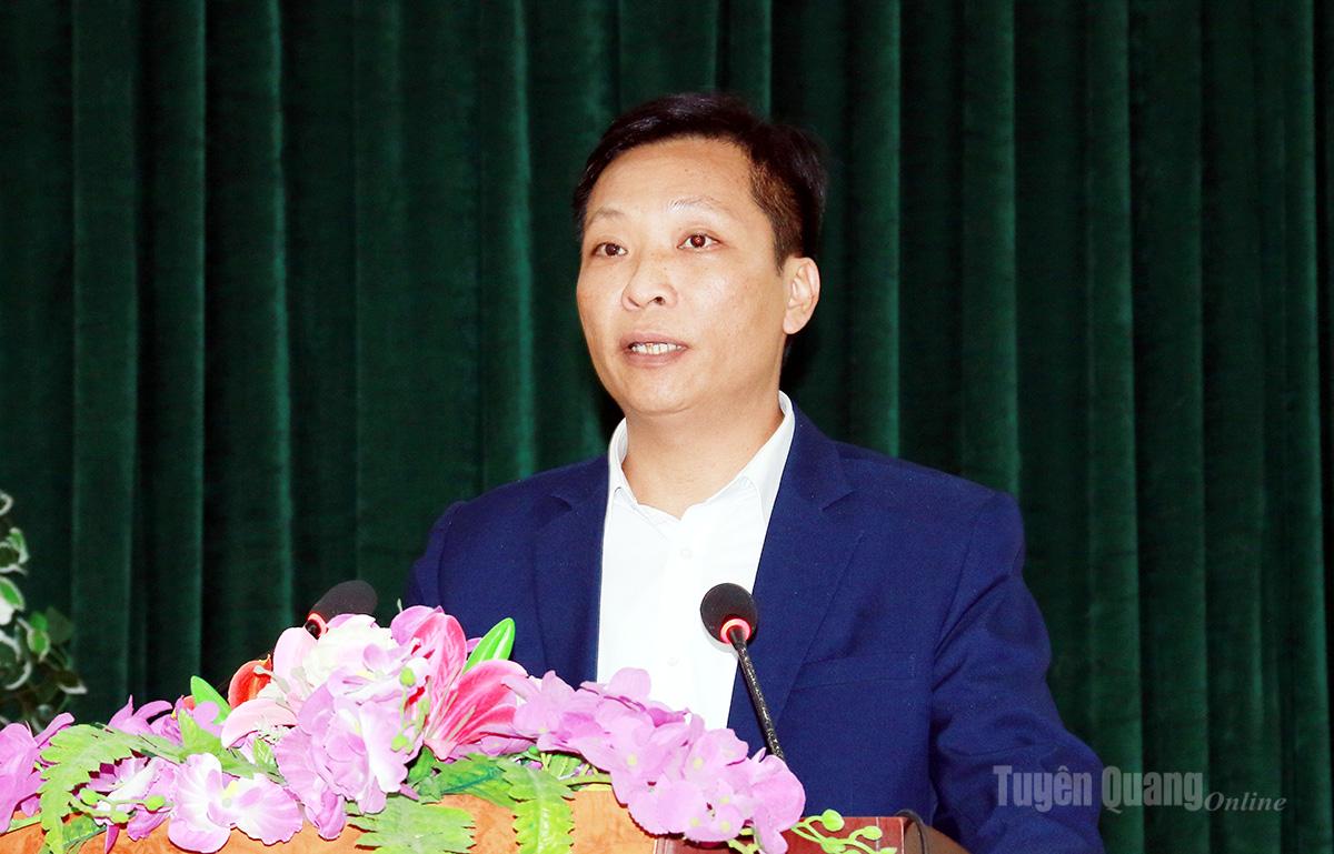 Ứng viên đại biểu HĐND tỉnh khóa XX Hà Văn Vỹ, Phó Chủ tịch Liên đoàn Lao động tỉnh trình bày chương trình hành động cá nhân.