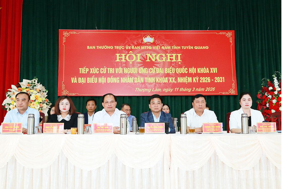Các ứng cử viên đại biểu Quốc hội khóa XVI và ứng cử viên đại biểu HĐND khóa XX, nhiệm kỳ 2026- 2031 tại buổi tiếp xúc cử tri xã Thượng Lâm.