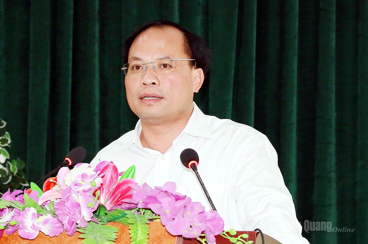 Ứng cử viên đại biểu HĐND tỉnh khóa XX Âu Thế Thái, Ủy viên Ban Chấp hành Đảng bộ tỉnh, Bí thư Đảng ủy xã Nà Hang trình bày chương trình hành động cá nhân.