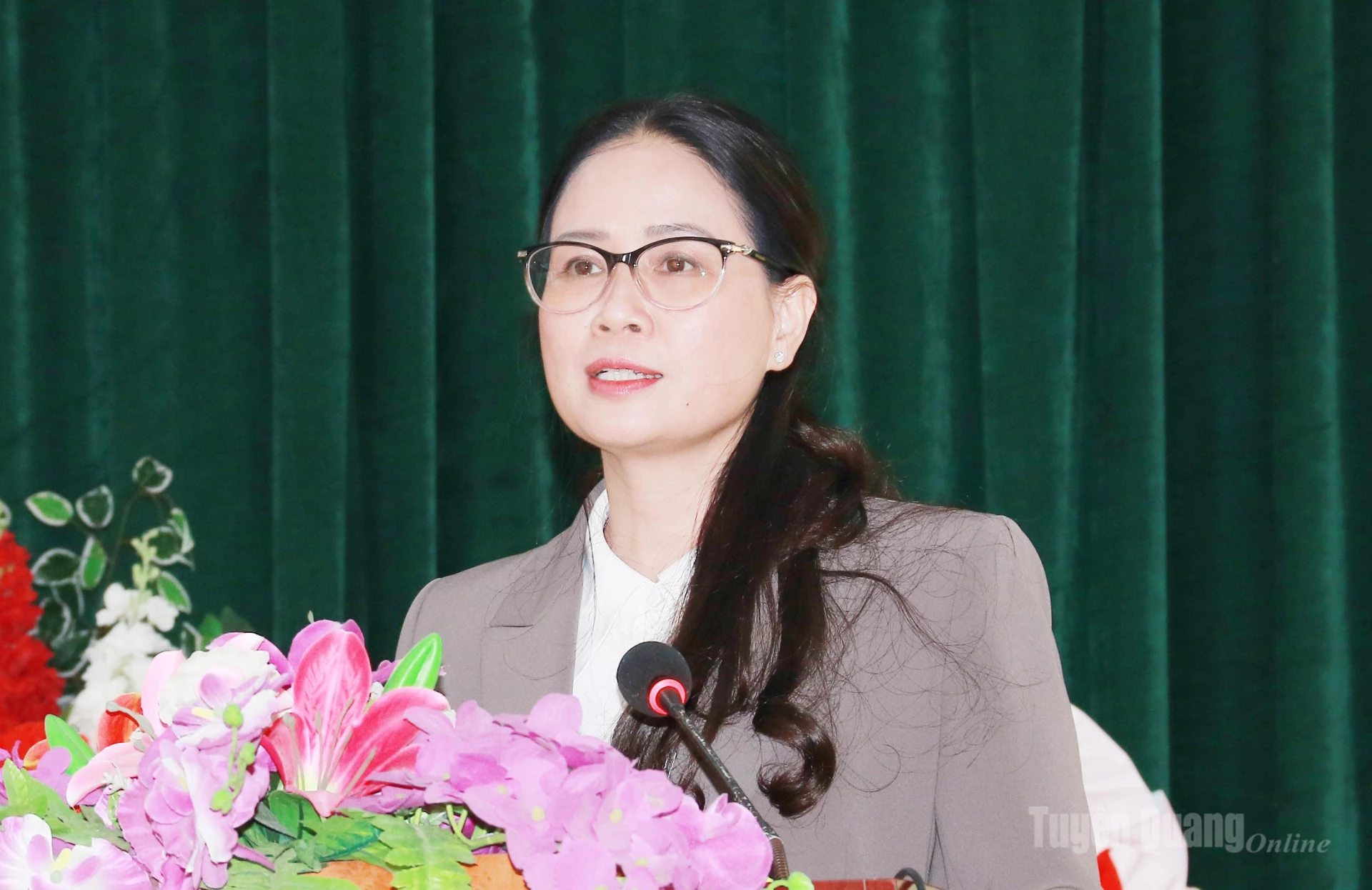 Ứng cử viên đại biểu HĐND tỉnh khóa XX Tăng Thị Hà, Phó Giám đốc Báo và phát thanh, truyền hình Tuyên Quang trình bày chương trình hành động cá nhân.