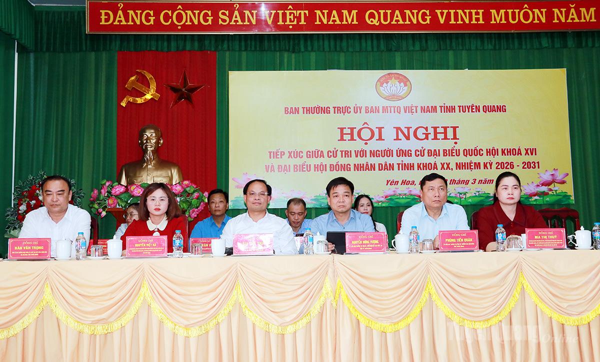 Các ứng cử viên đại biểu Quốc hội khóa XVI và ứng cử viên đại biểu HĐND tỉnh khóa XX, nhiệm kỳ 2026- 2031 tại buổi tiếp xúc cử tri.