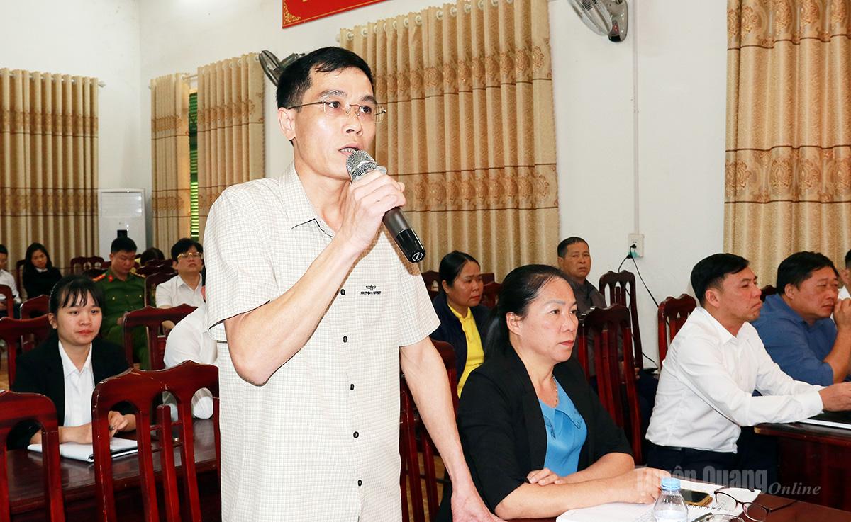 Cử tri xã Yên Hoa có ý kiến, kiến nghị với các ứng cử viên.