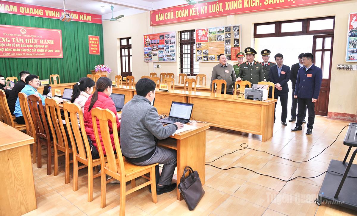 Thiếu tướng Nguyễn Đức Thuận, Uỷ viên Ban Thường vụ Tỉnh ủy, Giám đốc Công an tỉnh kiểm tra công tác bầu cử tại Trung tâm điều hành bầu cử xã Tùng Vài. Ảnh: Khánh Trang