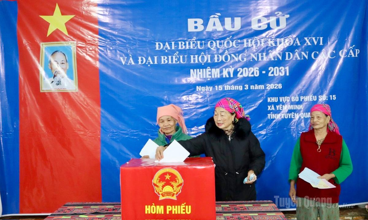 Đông đảo cử tri xã Yên Minh phấn khởi tham gia bỏ phiếu. Xã Yên Minh có 27 khu vực bỏ phiếu với 15.520 cử tri, đến thời điểm 9h30 phút có 85,37% cử tri tham gia bỏ phiếu. Ảnh: Lý Thịnh