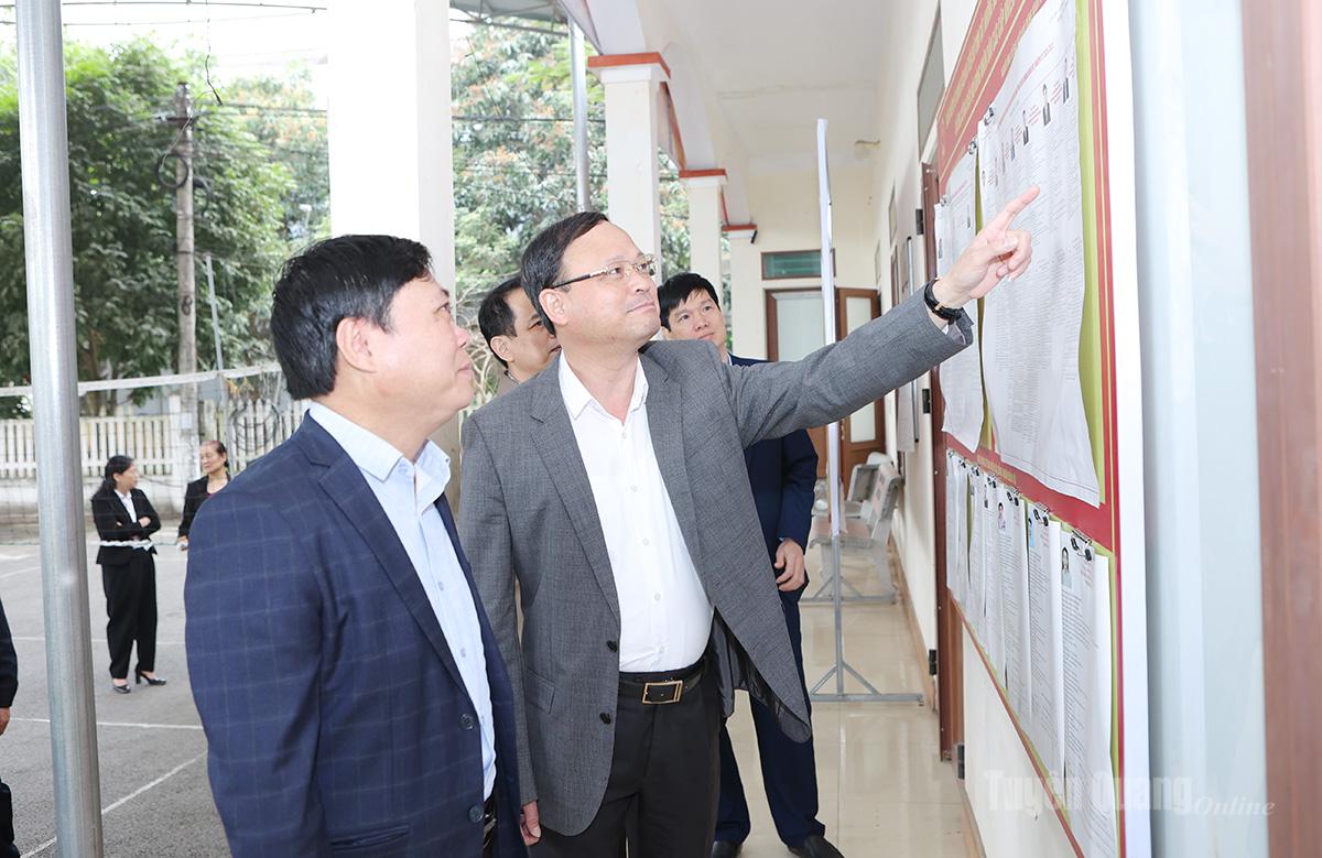 Đồng chí Nguyễn Mạnh Tuấn, Ủy viên Ban Thường vụ Tỉnh ủy, Phó Chủ tịch Thường trực UBND tỉnh, Phó Chủ tịch Ủy ban bầu cử tỉnh, Trưởng Ban bầu cử HĐND tỉnh đơn vị số 4 và đoàn công tác kiểm tra danh sách ứng cử viên và cử tri tại khu vực bỏ phiếu thôn Cống Đôi.