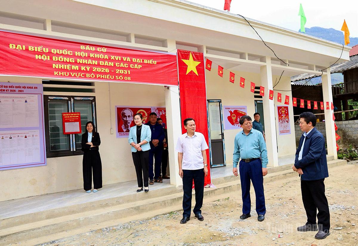 Đoàn kiểm tra khu vực bỏ phiếu số 8 xã Du Già.