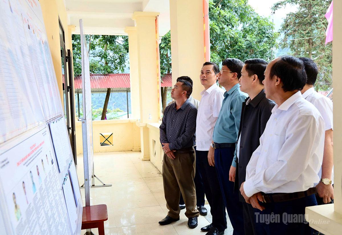 Đoàn kiểm tra danh sách niêm yết cử tri xã Đường Thượng.