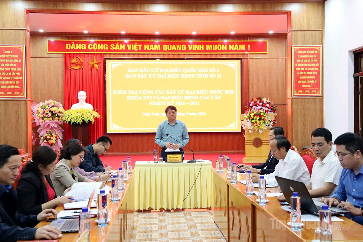 Phó Chủ tịch Thường trực Ủy ban MTTQ Việt Nam tỉnh, Phó Chủ tịch Ủy ban bầu cử tỉnh Hà Trung Kiên phát biểu tại buổi làm việc với Đảng uỷ, HĐND, UBND, Uỷ ban MTTQ xã Mậu Duệ.