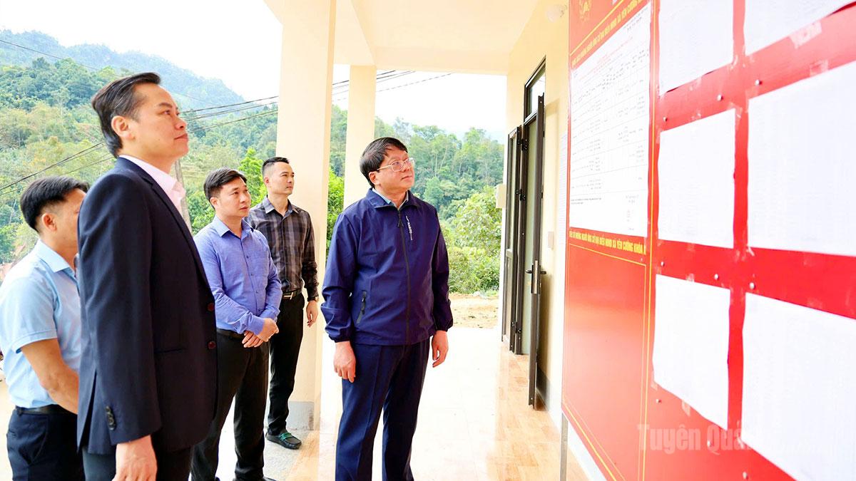 Đoàn kiểm tra danh sách niêm yết cử tri xã Yên Cường.