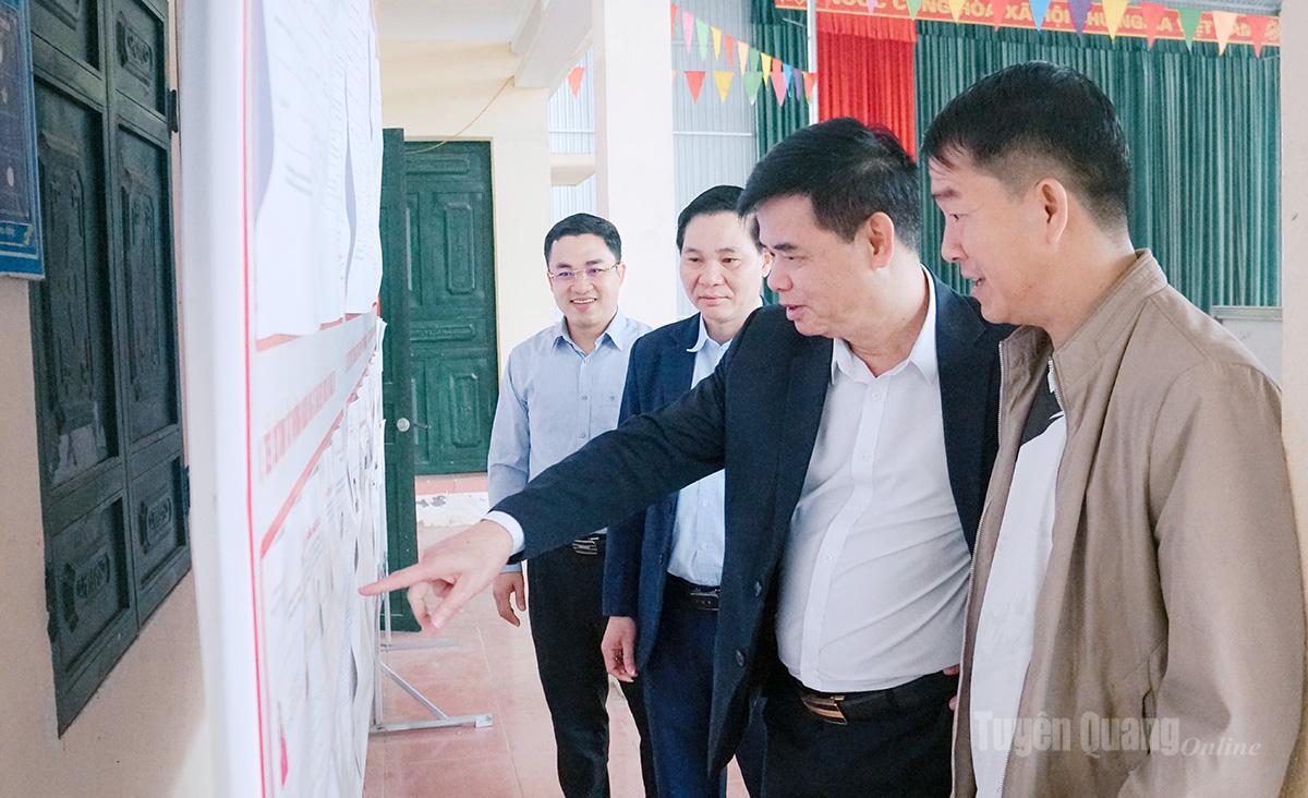 Đồng chí Nguyễn Trung Ngọc, Ủy viên BCH Đảng bộ tỉnh, Giám đốc Sở Văn hoá, Thể thao và Du lịch, Phó Trưởng ban Bầu cử HĐND số 08 kiểm tra tại thôn Chang.