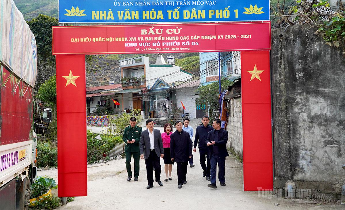 Đoàn kiểm tra các khu vực bỏ phiếu tại xã Mèo Vạc.