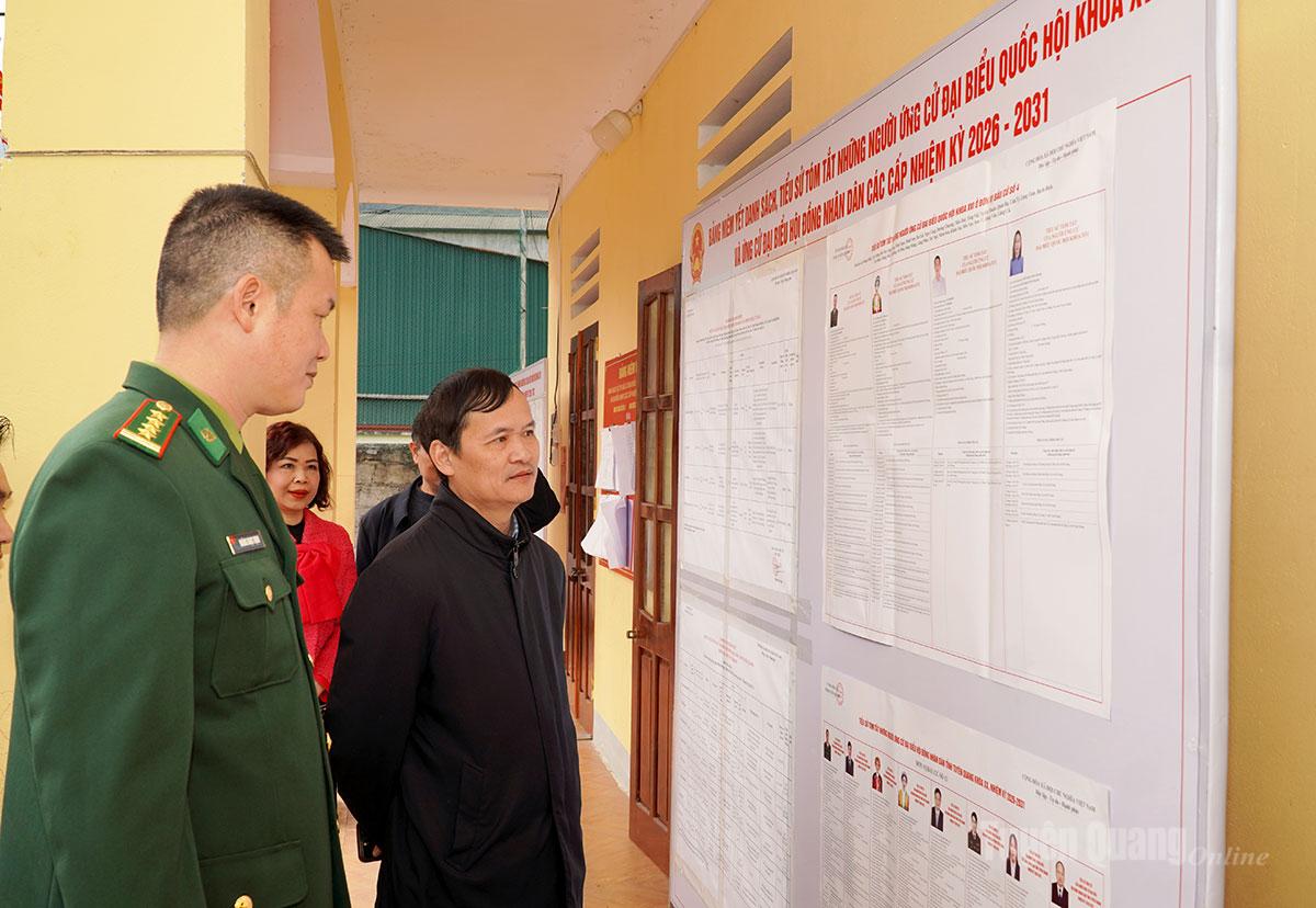 Đoàn công tác kiểm tra khu vực niêm yết danh sách những người ứng cử ĐBQH và đại biểu HĐND tỉnh tại xã Mèo Vạc.