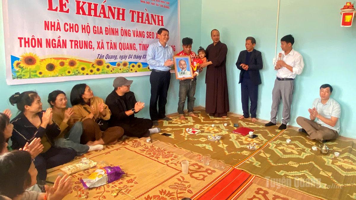 Lãnh đạo xã Tân Quang và nhà tài trợ bàn giao nhà tình thương cho ông Vàng Seo Xuân, thôn Ngần Trung.
