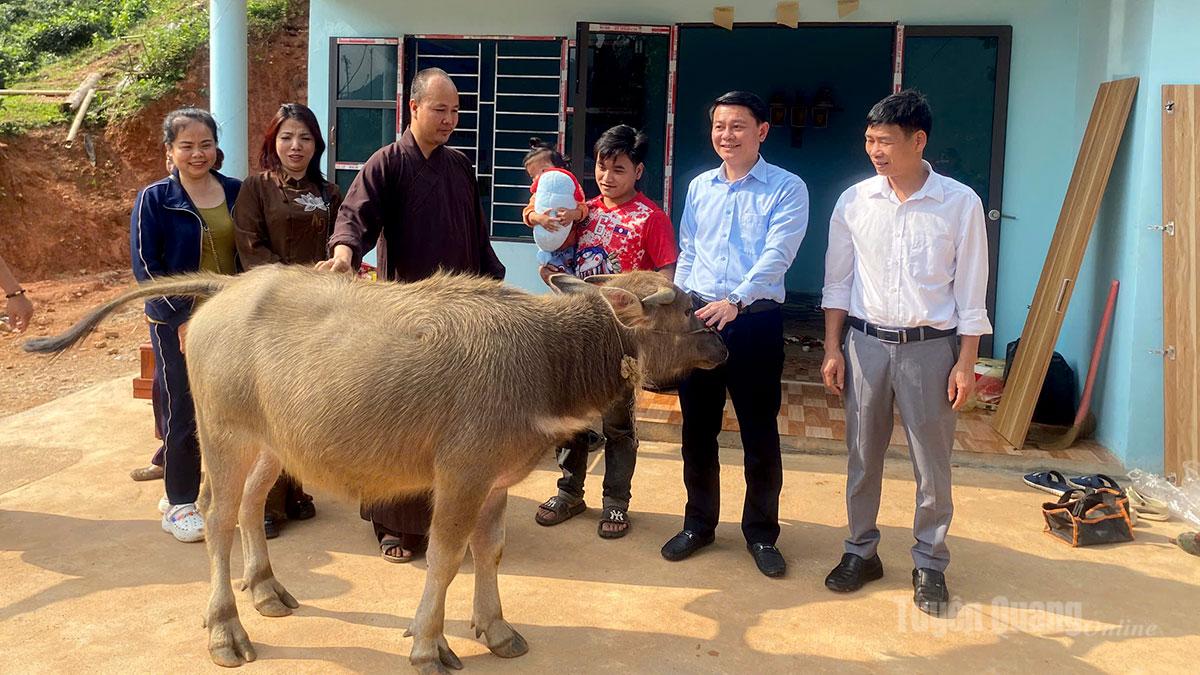 Công ty Vàng bạc Thu Nga, phường Hà Giang 2 trao tặng gia đình ông Vàng Seo Xuân 01 con trâu sinh sản.