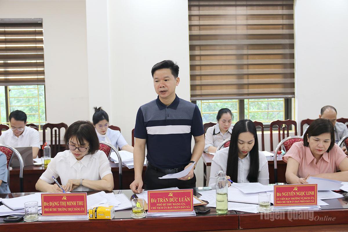 Đồng chí Lý Thị Lan, Ủy viên Ban Thường vụ Tỉnh ủy, Trưởng Đoàn đại biểu Quốc hội khóa XV tỉnh Tuyên Quang cùng đoàn công tác thăm mô hình phát triển kinh tế tổng hợp của gia đình anh Nguyễn Văn Luyến, thôn 1, xã Tân Long.