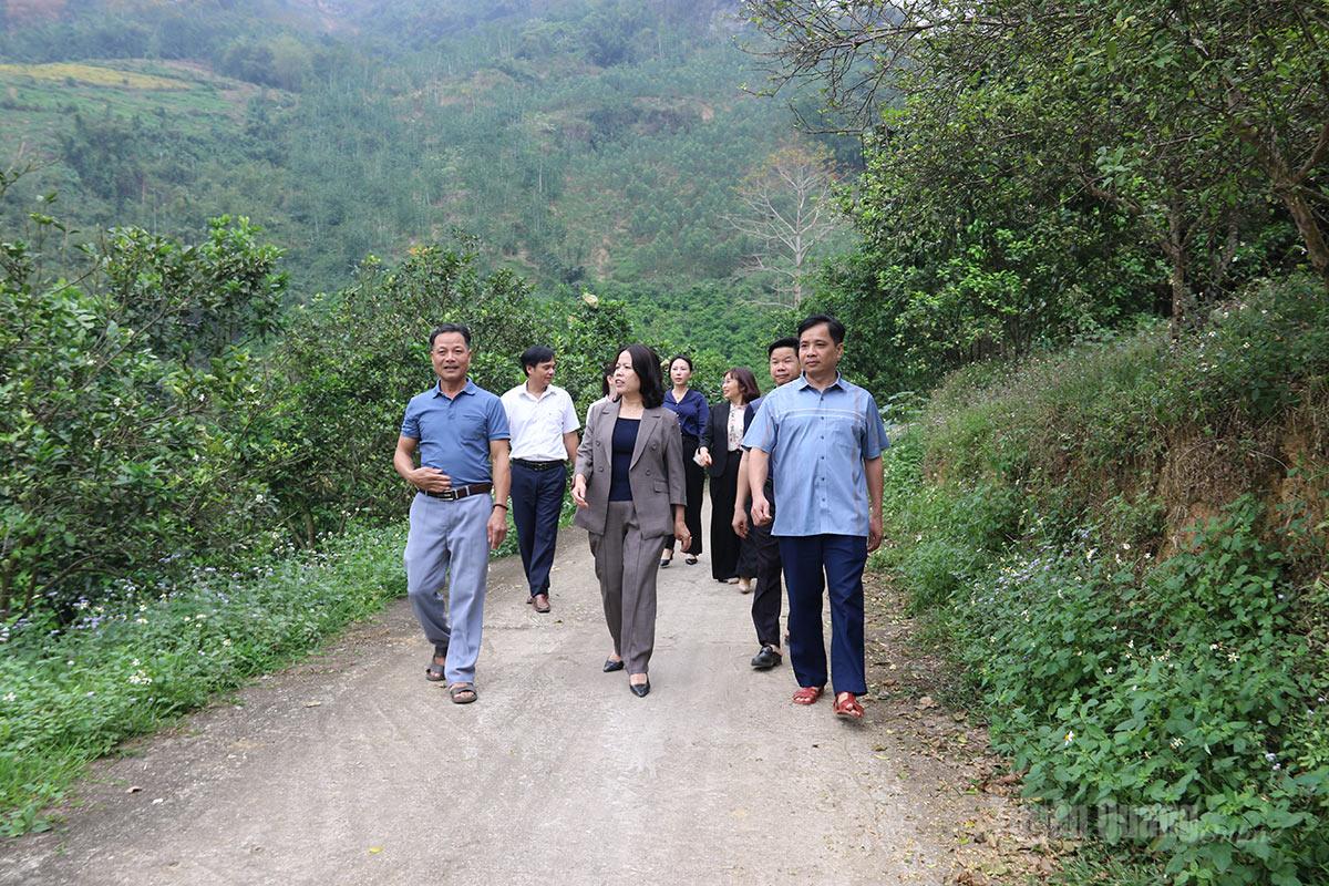 Đồng chí Lý Thị Lan, Ủy viên Ban Thường vụ Tỉnh ủy, Trưởng Đoàn đại biểu Quốc hội khóa XV tỉnh Tuyên Quang cùng đoàn công tác thăm mô hình phát triển kinh tế tổng hợp của gia đình anh Nguyễn Văn Luyến, thôn 1, xã Tân Long.