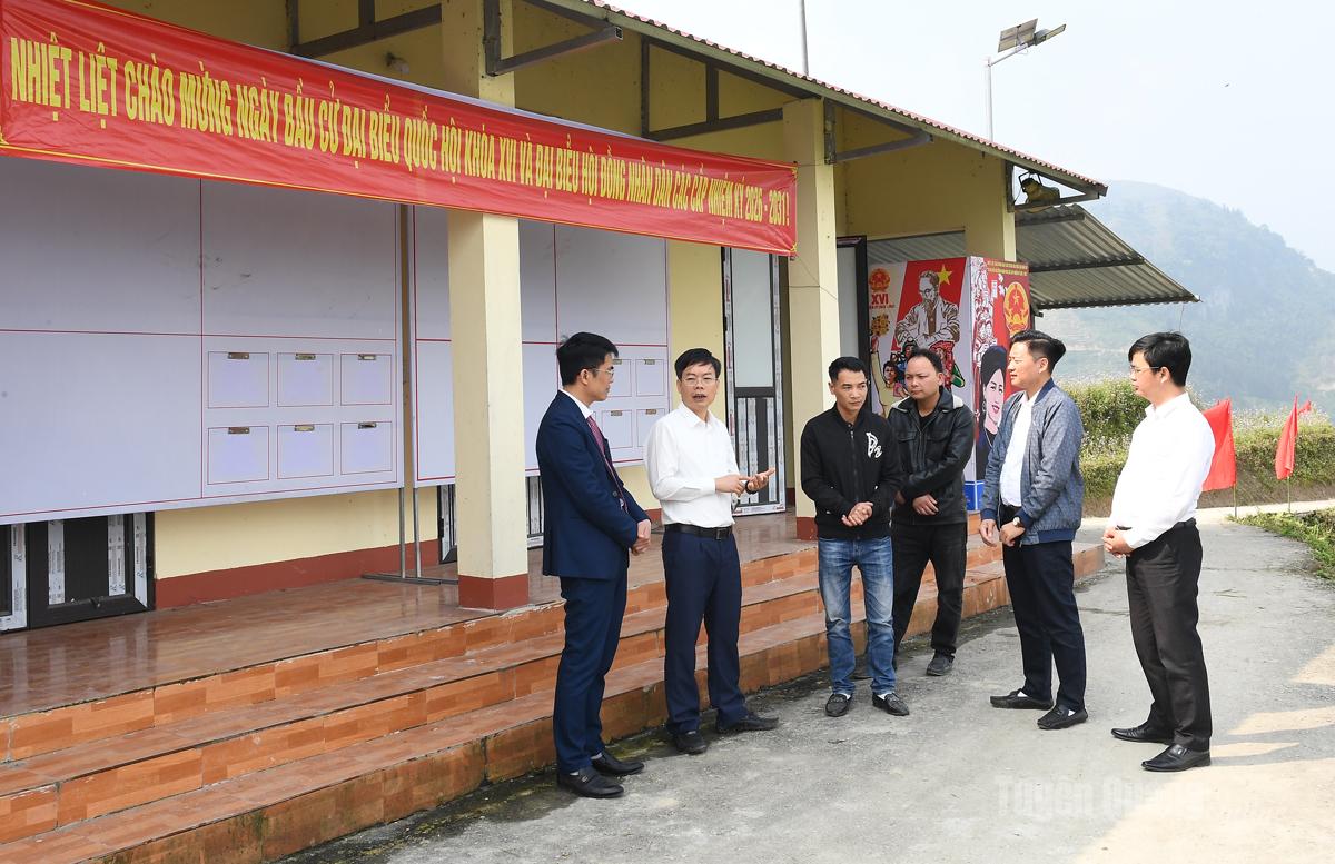 Đoàn khảo sát của Ban Tuyên giáo và Dân vận Tỉnh ủy khảo sát tại Nhà văn hóa thôn Tả Ván, xã Lao Chải.