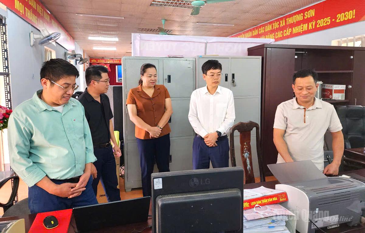 Đồng chí Phó Trưởng ban Thường trực Ban Tuyên giáo và Dân vận Tỉnh ủy Nguyễn Lam Sơn và đoàn công tác khảo sát tại Ban Xây dựng Đảng, Đảng ủy xã Thượng Sơn.