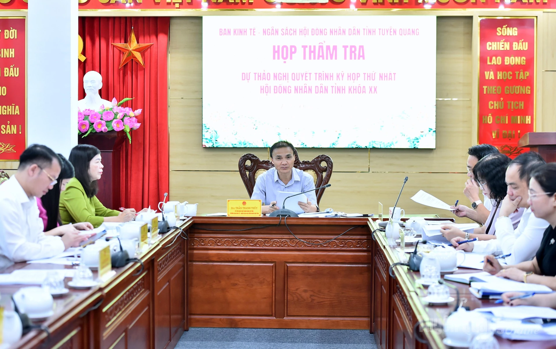 Đồng chí Trần Thanh Thủy, Trưởng ban Kinh tế - Ngân sách HĐND tỉnh chủ trì cuộc họp.