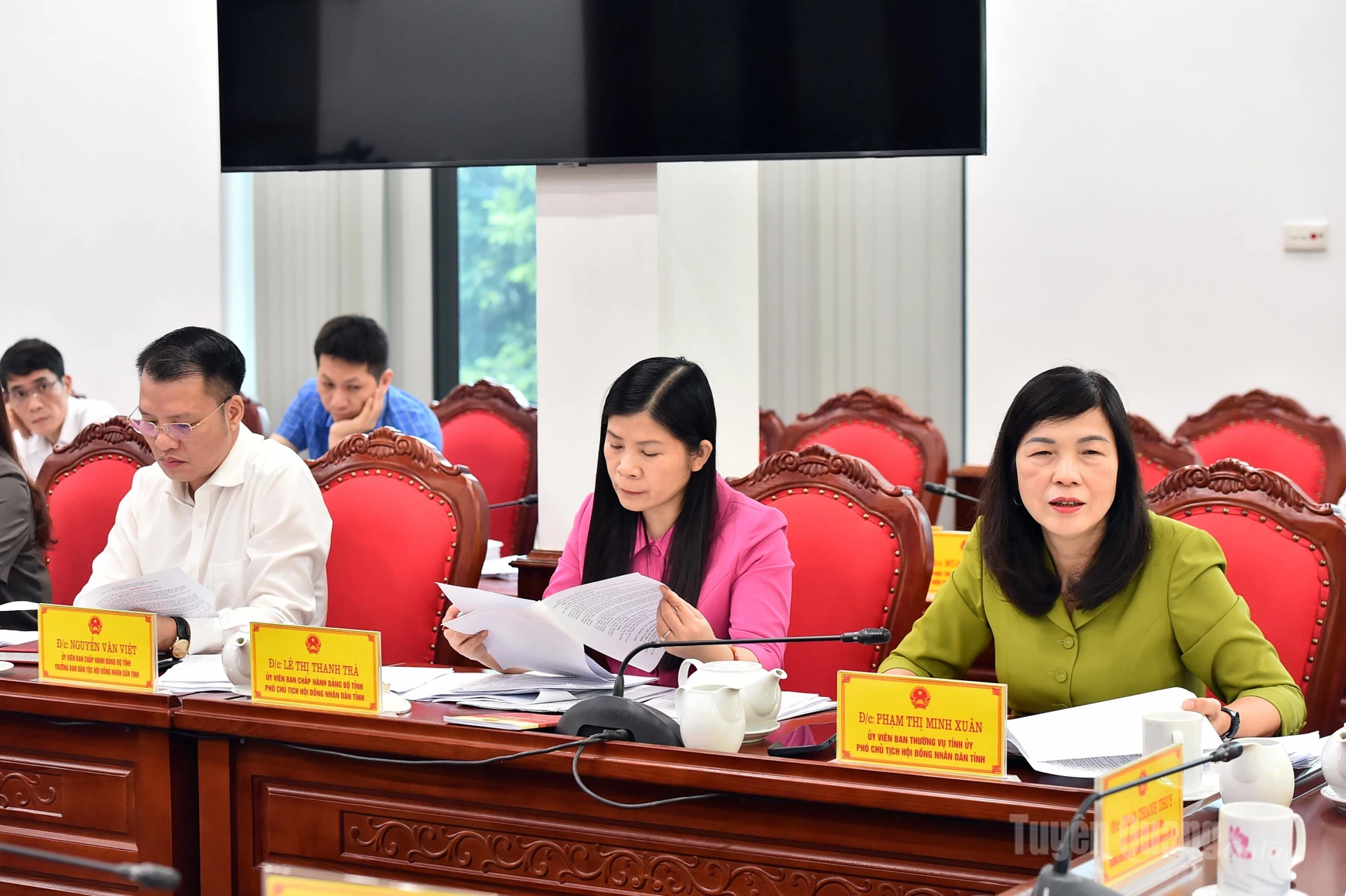 Các đồng chí lãnh đạo HĐND tỉnh dự và cho ý kiến tại cuộc họp.