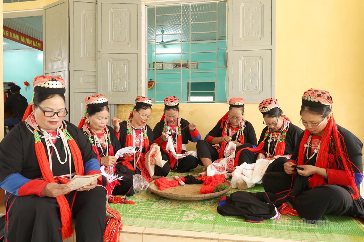 Dao Thanh Y women place great importance on preserving traditional costumes for future generations and consistently pass down these skills to the young. They often make use of their free time during the agricultural off-season or throughout the day to sew and embroider garments. Having been taught by their grandmothers and mothers, Dao Thanh Y girls are able to make and embroider their own traditional attire, while also developing a strong awareness of preserving their ethnic identity through these garments.