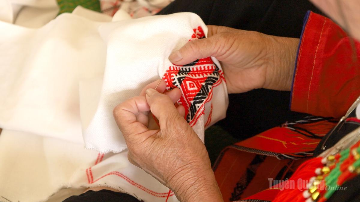 The traditional costume of Dao Thanh Y women is a harmonious combination of colors such as blue, red, yellow, black, and white. The most striking features are the intricate patterns of flowers, leaves, birds, and more, embroidered with multicolored threads on the flaps, shoulders, and belts.