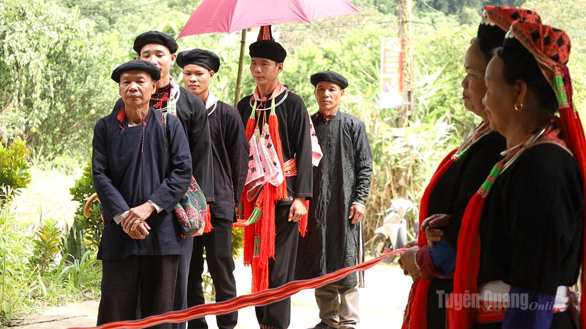 A life-cycle custom that has been preserved and passed down through generations, leaving a lasting imprint in collective memory, is the traditional wedding practice of the Dao Thanh Y people.