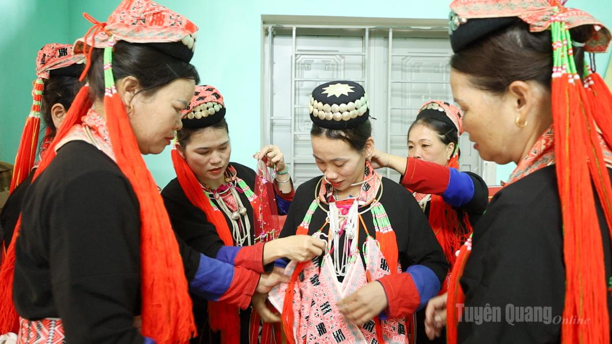 On her wedding day, the bride wears her ethnic traditional costume, which is the most beautiful and elaborate outfit she owns. More importantly, it must be a garment she has embroidered herself before marriage.