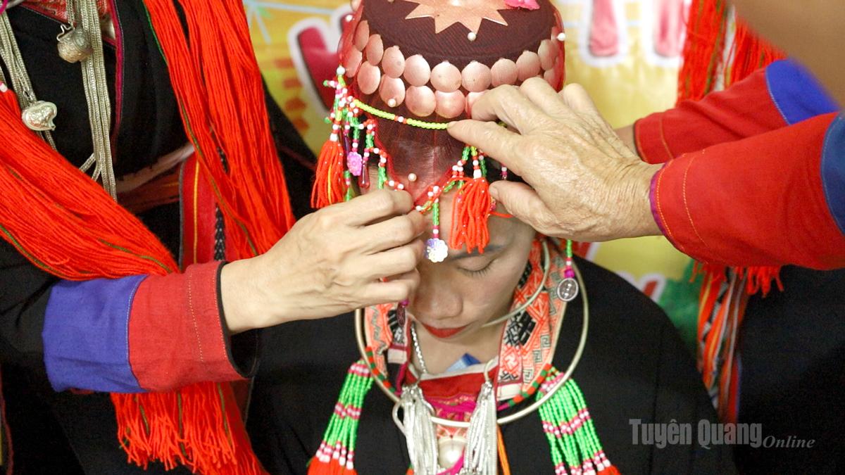 In addition to the long, intricately embroidered dress, when arriving at the groom’s house, the bride also brings embroidered scarves used for tying the outfit, a decorated headpiece with tassels on all sides, and a colorful embroidered veil.
