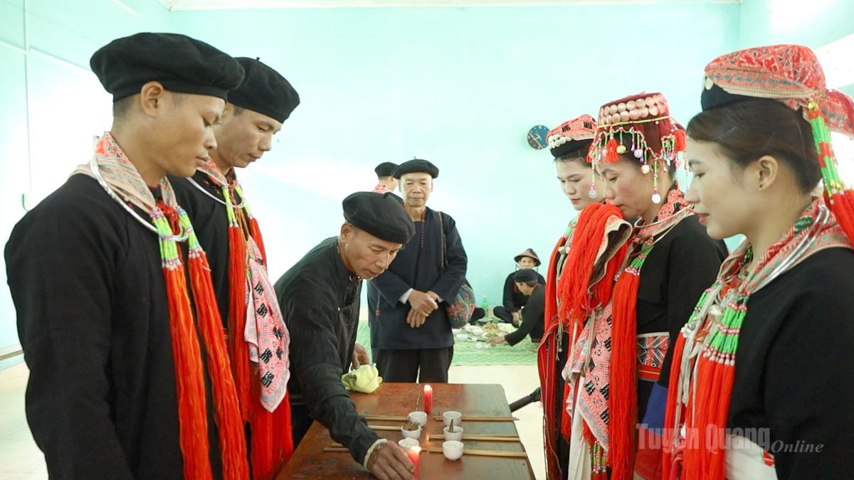 In recent years, as the economic life of the Dao Thanh Y people has improved, some traditional cultural elements have gradually been modified. For instance, young men and women are now free to get to know each other before marriage; the bride’s family no longer weeps to hold her back; and certain ceremonial steps have been simplified.