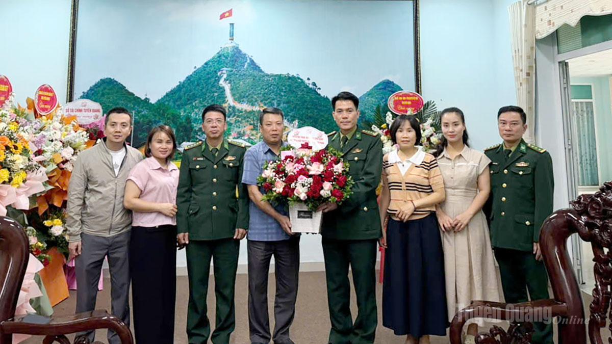Báo và phát thanh, truyền hình Tuyên Quang tặng hoa, chúc mừng Ban Chỉ huy Bộ đội Biên phòng tỉnh nhân ngày truyền thống.