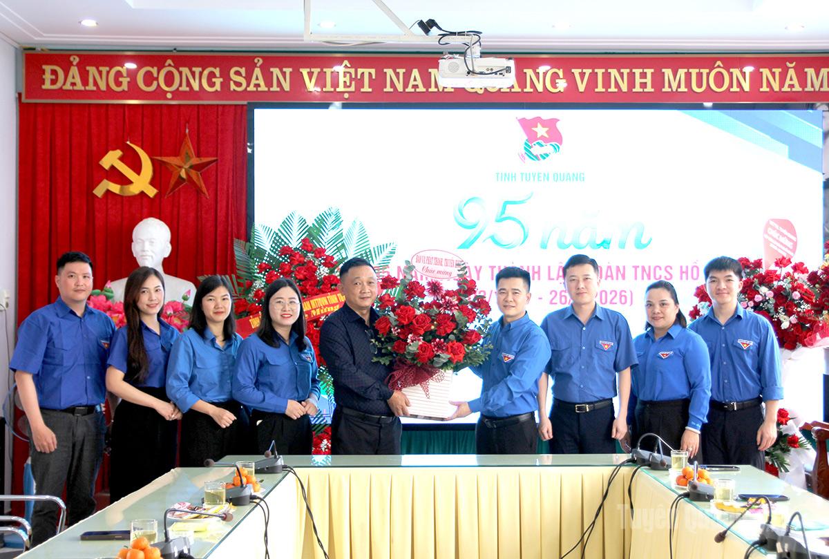 Lãnh đạo Báo và phát thanh, truyền hình Tuyên Quang tặng hoa chúc mừng lãnh đạo, cán bộ, nhân viên Tỉnh đoàn.