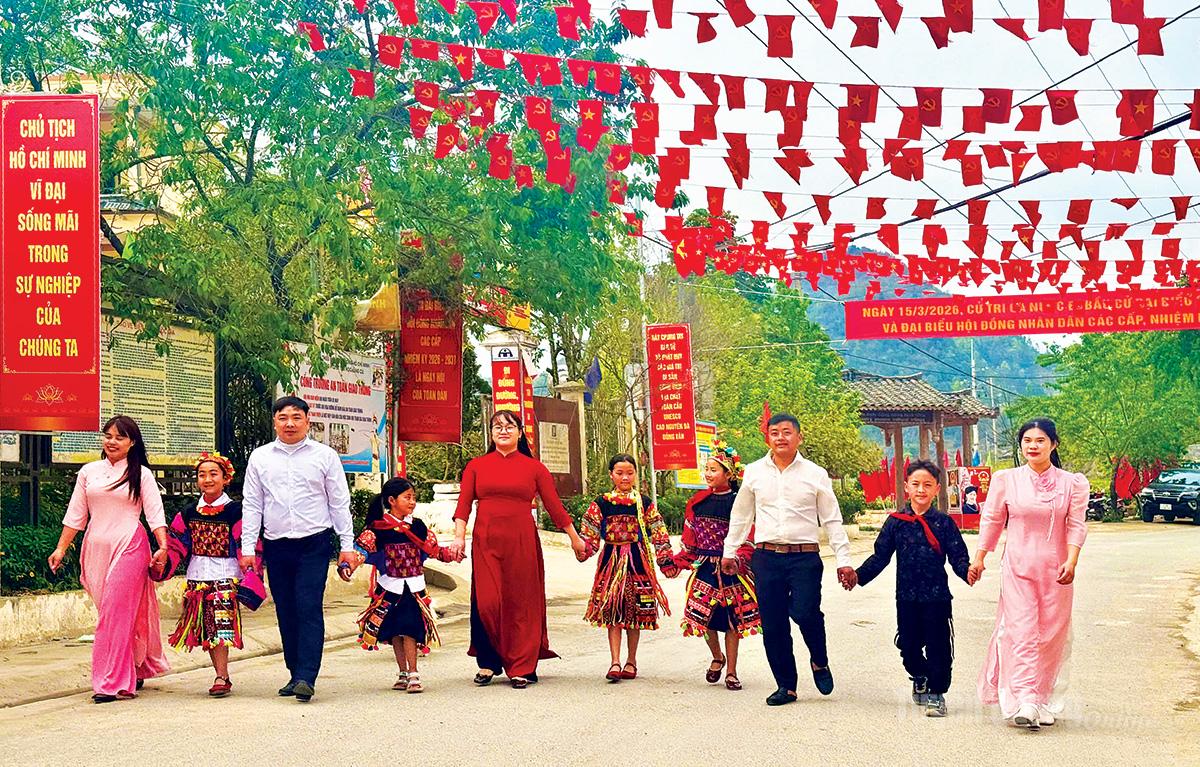 Người dân xã Lũng Cú hân hoan Ngày hội lớn.