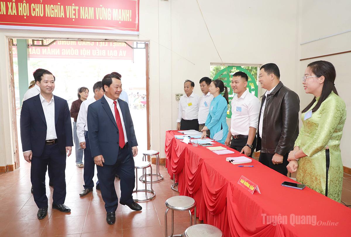 Bí thư Tỉnh ủy trao đổi với cán bộ Tổ bầu cử Khu vực bỏ phiếu số 4, xã Sơn Thủy về công tác bầu cử.