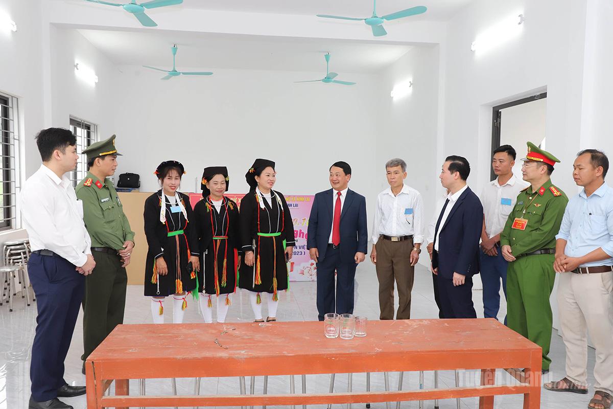 Bí thư Tỉnh ủy biểu dương Ủy ban Bầu cử xã Sơn Thủy có tỷ lệ cử tri đi bầu cao.