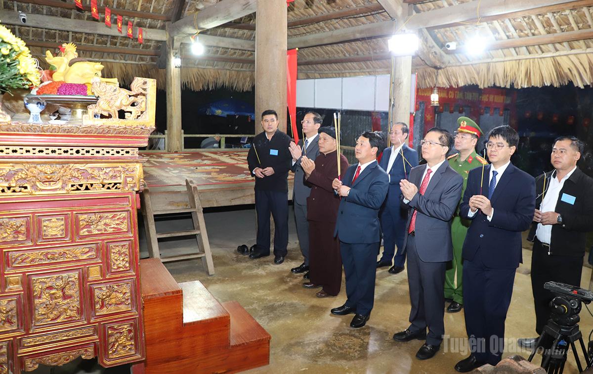 Bí thư Tỉnh ủy Hầu A Lềnh và các đại biểu dâng hương, hoa tại Đình Tân Trào trước giờ khai mạc cuộc bầu cử.