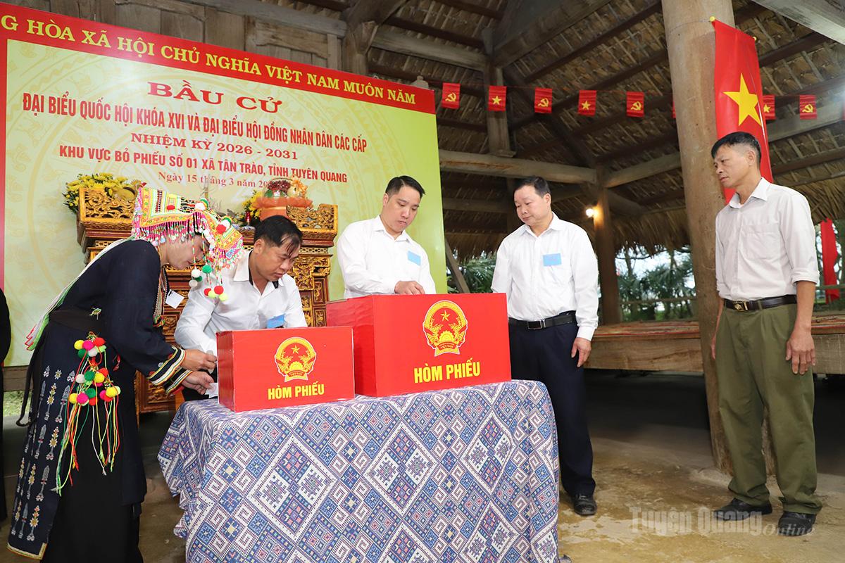 Tổ bầu cử số 1 xã Tân Trào thực hiện quy định niêm phong hòm phiếu.