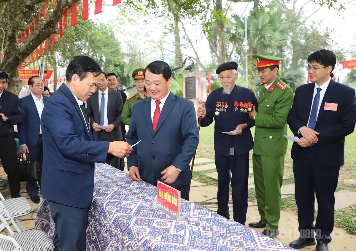 Đồng chí Bí thư Tỉnh ủy hầu A Lềnh tham gia bỏ phiếu.