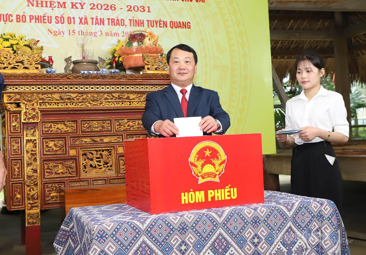 Bí thư Tỉnh ủy Hầu A Lềnh bỏ phiếu bầu đại biểu Quốc hội khóa XVI và HĐND các cấp, nhiệm kỳ 2026 - 2031.