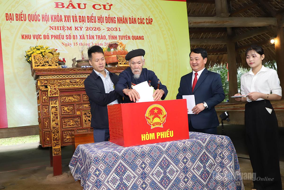 Đại biểu Người có uy tín, cao tuổi thôn Tân Lập, xã Tân Trào tham gia bỏ phiếu.