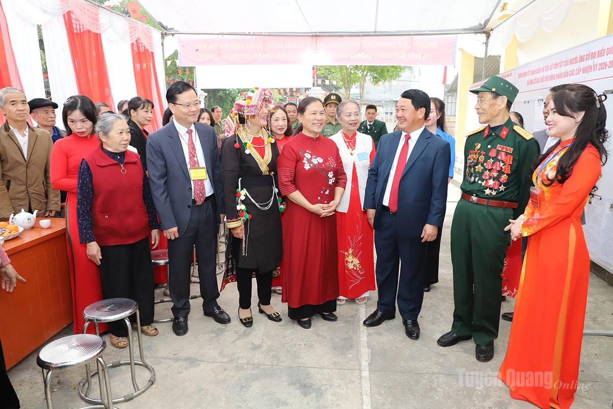 Đến kiểm tra bầu cử tại xã Sơn Dương, Bí thư Tỉnh ủy vui mừng khi thấy cử tri phấn khởi, tích cực đi bỏ phiếu.