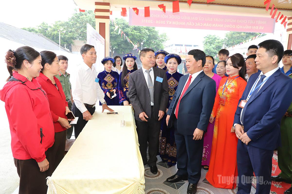 Bí thư Tỉnh ủy Hầu A Lềnh thăm hỏi, động viên cán bộ Tổ bầu cử xã Sơn Dương.